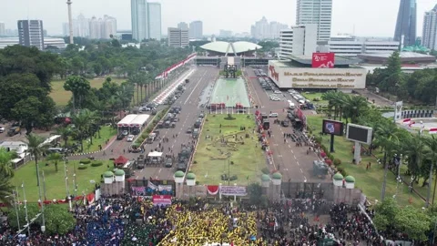 PROTEST AT INDONESIAN PARLEMENT BECAUSE SUDDENLY CHANGES OF ELECTION LAW Video stock 282574398