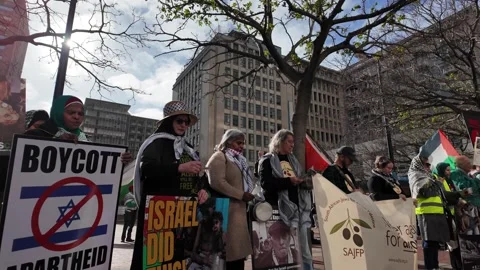Protest for Palestine outside British consulate in Cape Town Video stock 314223506