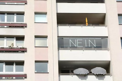 Protest Protest an der Fassade eines Hauses in Berlin Copyright: xZoonar.c... Stock Photos