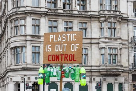 Protest sign stating plastic is out of control in city street. London, UK, .. Фото