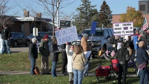 Protest to stop masking and vaxing the children 库存影片 164818984