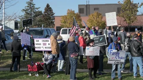 Protest to stop masking and vaxing the children 库存影片 164820375