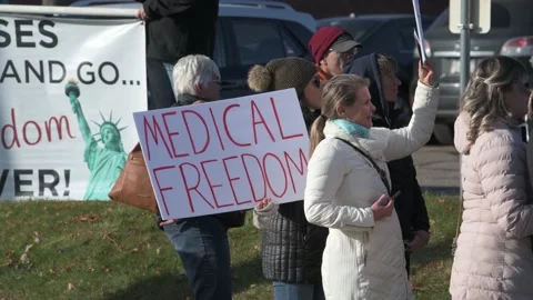 Protest to stop masking and vaxing the children 库存影片 164880936
