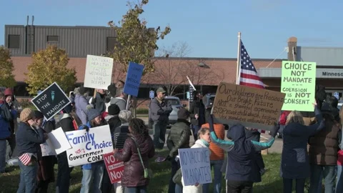 Protest to stop masking and vaxing the children 库存影片 164882057