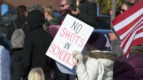 Protest to stop masking and vaxing the children 库存影片 164883636