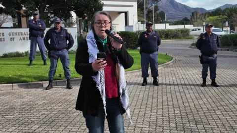 Protest in support of Gaza at US Consulate in Cape Town Video stock 314671842