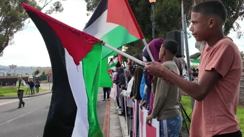 Protest in support of Gaza at US Consulate in Cape Town Video stock 314672398