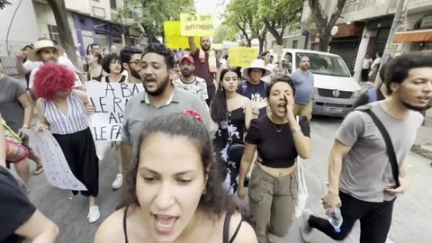 Protest in Tunisia against the forced expulsion of sub-Saharan migrants, Túnez ( Stock Footage 246089095