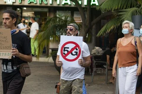 Protestant against 5G technology with a protest sign Foto stock