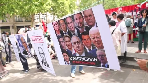 Protestants in Paris show their support for the Palestinian people, París, FR -  Stock Footage 314184032
