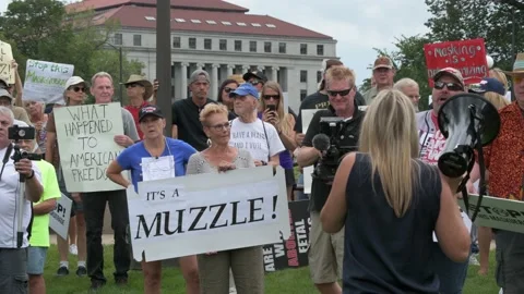 Protester holding Its a muzzle sign at unmask minnestoa rally. Video stock 140289271