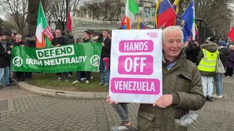 Protesters and counter protesters in Dublin about Nicolas Maduro's capture Stock Footage 326155725