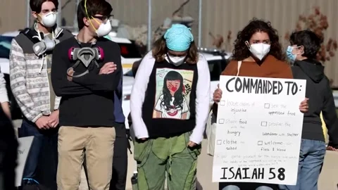 Protesters arrive at ICE center in Broadview, BROADVIEW, US - 12 Oct 2025 Vídeo Stock 318851067