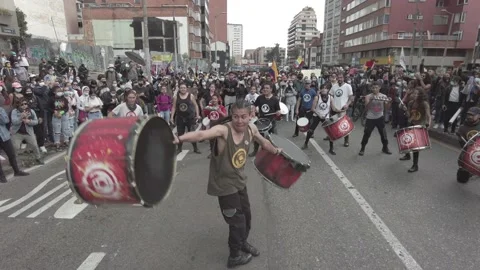 Protesters on a Batucada with drums during the Colombian National Strike protest Vídeo Stock 153620927