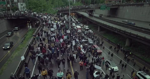 Protesters for the Black Lives Matter Movement March Along Highway Vídeos de archivo 138481676