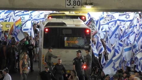 Protesters block shuttle bus during demonstration against Netanyahu in airport Видео 245968960