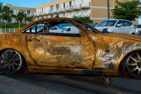 Protesters burn vehicles to block the main road on french Saint Martin. The M Stock-Fotos