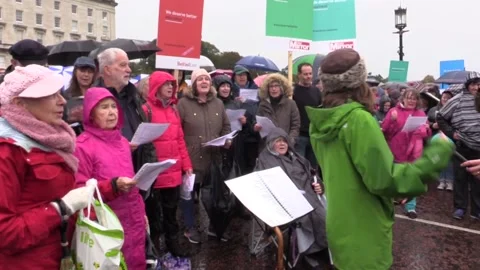 Protesters call for MLAs to return to Stormont Video stock 148586868