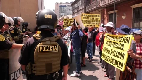 Protesters call for the resignation of Peru's interim president: "He cannot cont Vídeo Stock 329131844