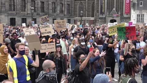 Protesters chant 'Charge them now', anti police violence demonstration Amsterdam Video stock 131618951