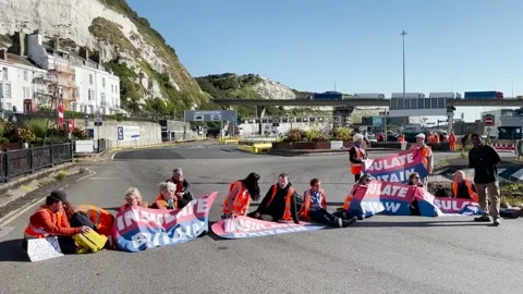 Protesters continue to block A20 in Kent  Stock Footage 161468942