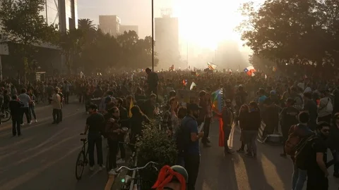 Protesters crowd claiming and singing during latest riots at Santiago de Chile Vidéo 119551690