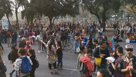 Protesters crowd claiming and singing during latest riots at Santiago de Chile Vidéo 119552855