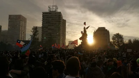 Protesters crowd claiming and singing during latest riots at Santiago de Chile Vidéo 119553411