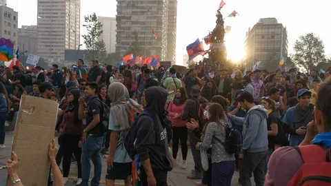 Protesters crowd claiming and singing during latest riots at Santiago de Chile Vidéo 119555214