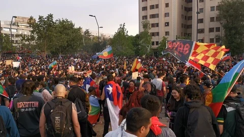 Protesters crowd claiming and singing during latest riots at Santiago de Chile Vidéo 119555369