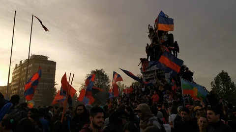 Protesters crowd claiming and singing during latest riots at Santiago de Chile Vidéo 119557324