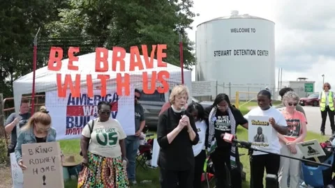 Protesters demand the release of barber Rodney Taylor, detained by ICE in Lumpki 스톡 동영상 314752142