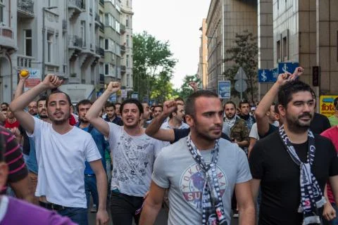Protesters demonstrate on the first day of unrest initially sparked by plans  Foto stock