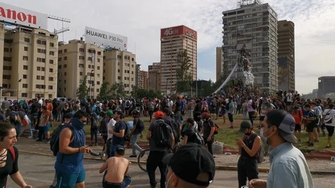 Protesters during Santiago de Chile riots at Plaza de Italia Stock-Footage 118712976