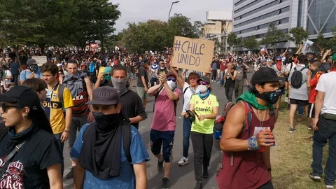 Protesters during Santiago de Chile riots at Plaza de Italia Stock-Footage 118719643