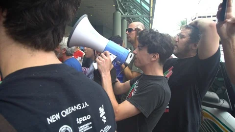 Protesters fighting for Immigration 스톡 동영상 120693391