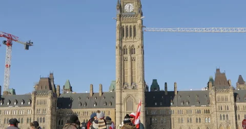 Protesters with flags outside Ottawa Canada Capital Parliament Convoy Vídeo Stock 170345704