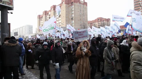 Protesters with flags of party "Yabloko" Stock Footage 30462401