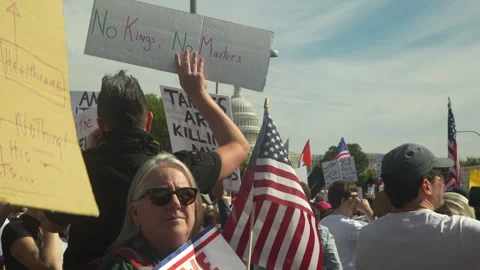 Protesters in front of the US Capitol during the No Kings Rally Vídeos de archivo 319408621