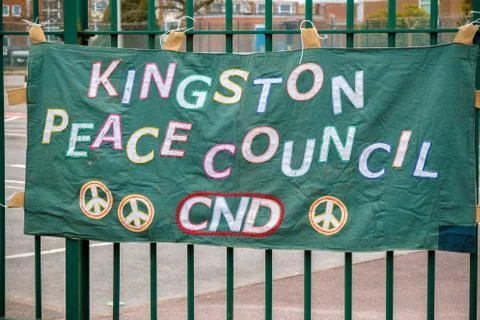 Protesters gather outside the main gate to the AWE, Aldermaston UK Foto stock
