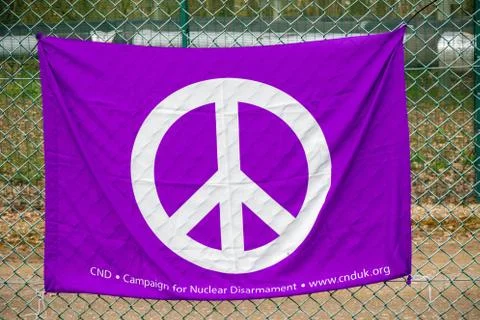 Protesters gather outside the main gate to the AWE, Aldermaston UK Foto stock