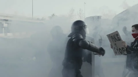Protesters Having Violent Confrontation with Riot Police Видео 156437684