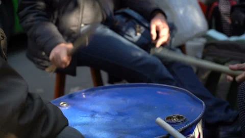 Protesters hit the barrel with sticks Vídeo Stock 117857799