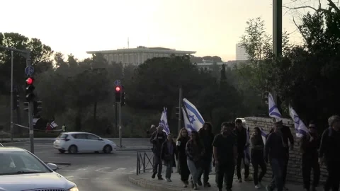 Protesters hold Israeli flags with Knesset in background. Video stock 237083510