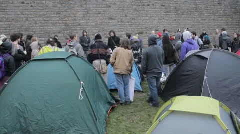 Protesters listen round tents Video stock 8966093