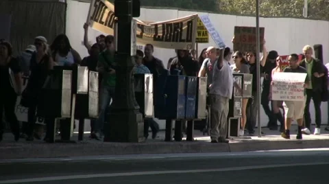 Protesters march on the sidewalk - Pan - Occupy Los Angeles Video stock 8765030