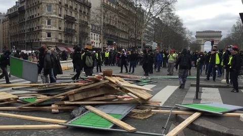 Protesters meet in the district chic of Paris to set fire Stock Footage 128275620