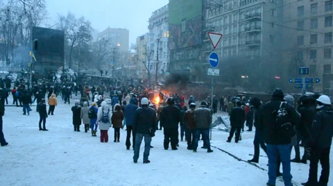 Protesters near Valeriy Lobanovskyi Dynamo Stadium, Euro maidan meeting, Kiev. Vidéo 34350448