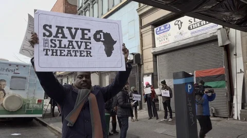 Protesters outside the now demolished Slave Theater on Fulton Street in Brooklyn Vídeo Stock 86961726