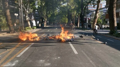 Protesters preparing barricades during latest Chile riots at Santiago Vidéo 119764447